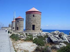 Windmühlen im Hafen von Rhodos Stadt