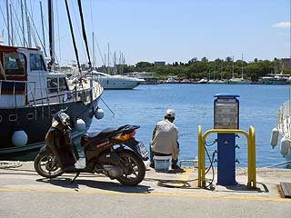 Fischer am Hafenbecken von Mandraki, Rhodos Stadt