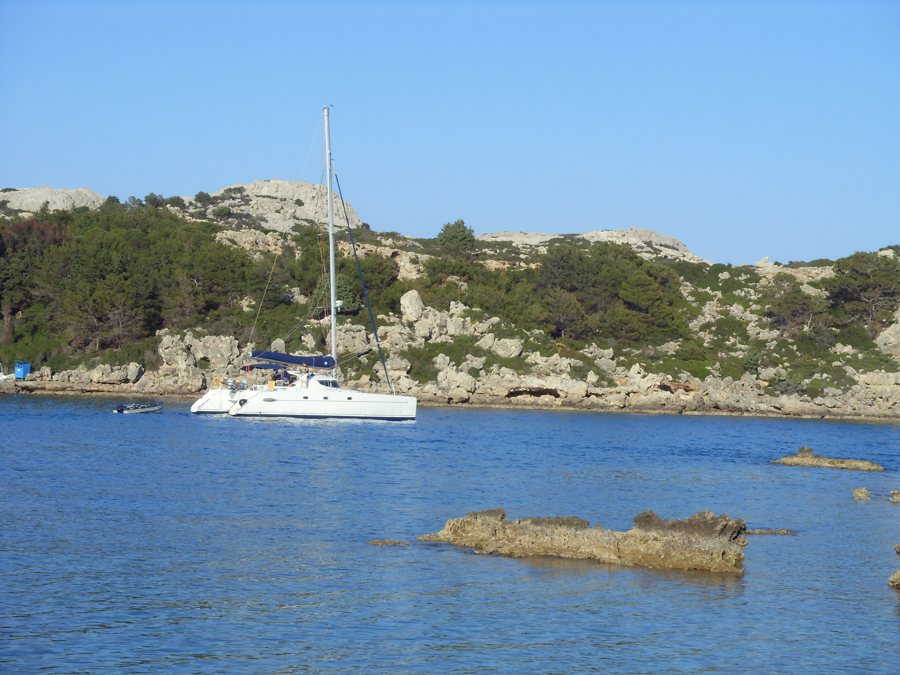 Katamaran in einer felsigen Bucht auf Rhodos