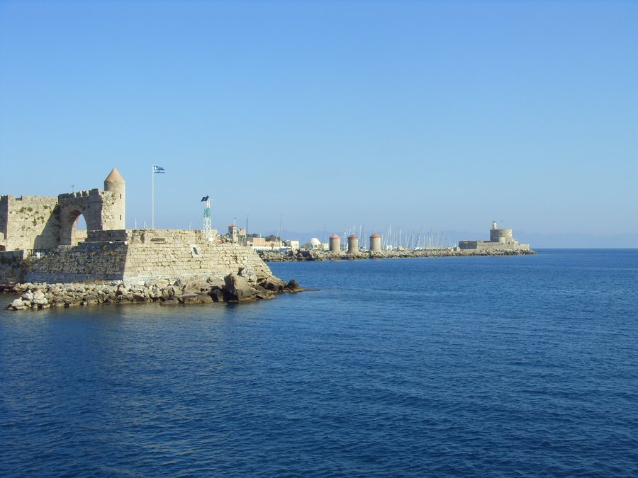 Hafen von Rhodos-Stadt mit Festungsmauer und Booten