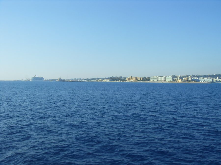 Küstenstadt und Schiff vom Meer aus gesehen