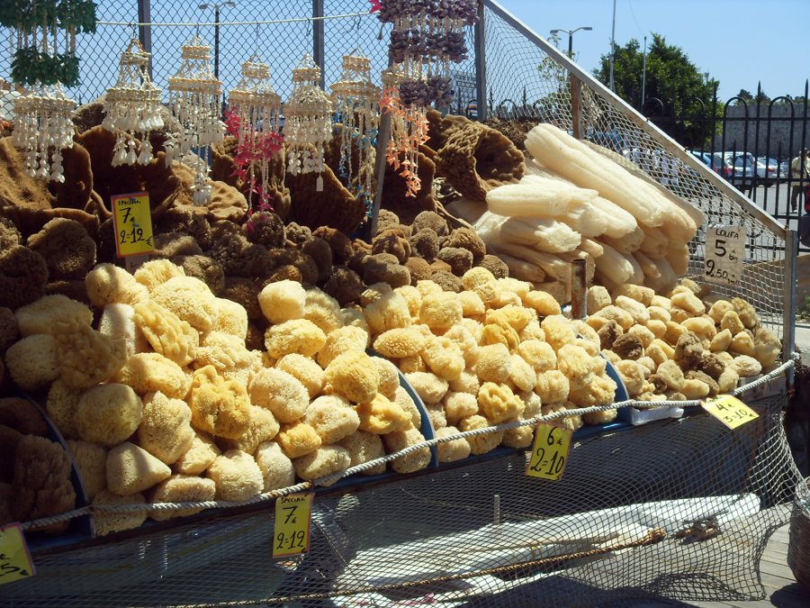 Verkaufsstand mit Naturschwämmen am Hafen von Rhodos.