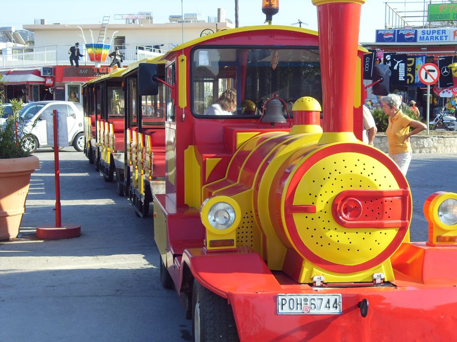 Touristische Kleinbahn auf einer Straße in Faliraki
