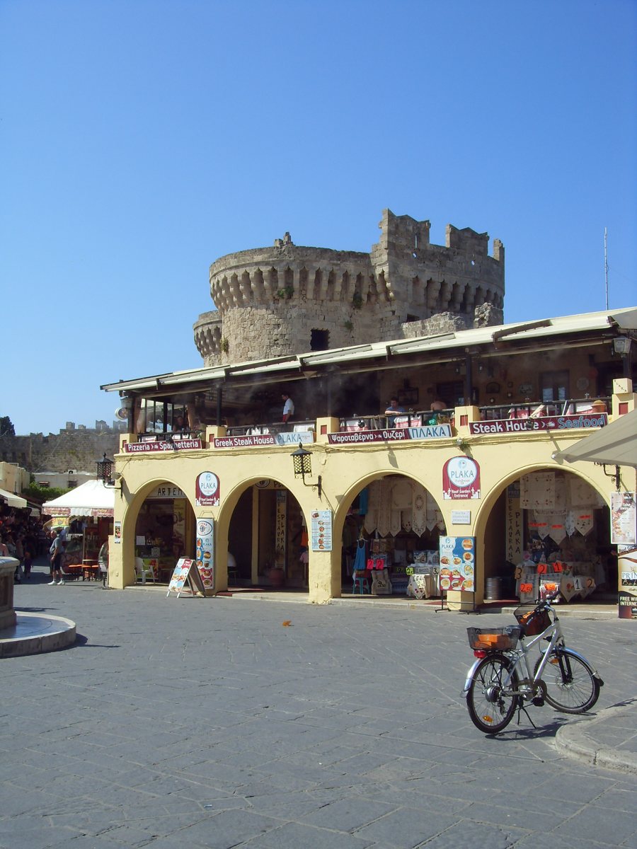 Fahrrad in einem Platz vor historischen Gebäuden in Rhodos-Stadt.