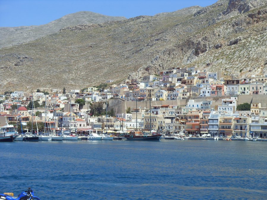Häuser am Hang über einem Hafen auf Kalymnos.