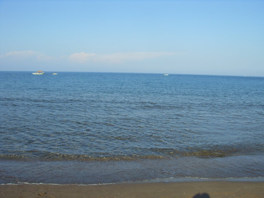 Ruhiges Uferwasser an einem Sandstrand auf Rhodos