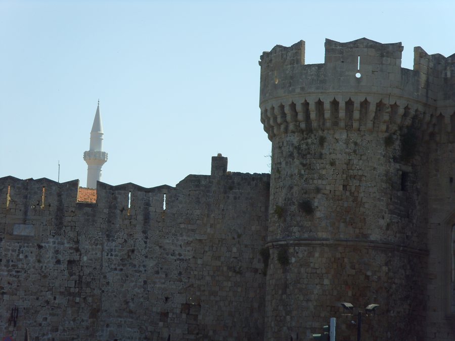 Steinerne Burgmauer mit Turm und Minarett in Rhodos-Stadt