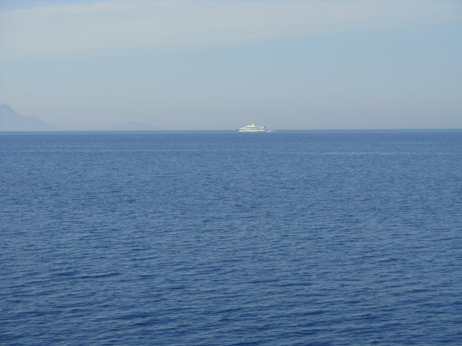 Fahrgastschiff am Horizont auf offener See