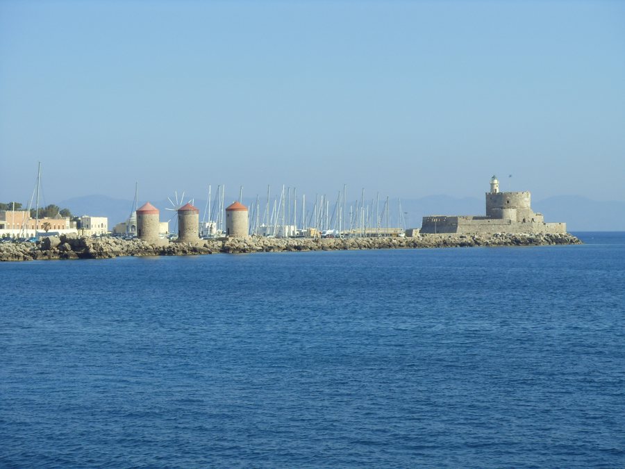 Hafenmole mit Windmühlen und Leuchtturm in Rhodos-Stadt