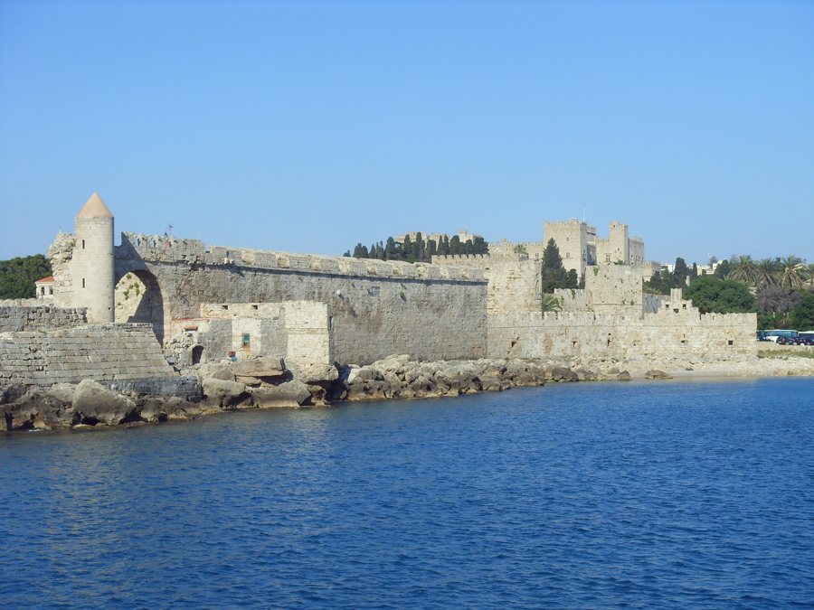 Mittelalterliche Festungsmauer am Meer in Rhodos-Stadt