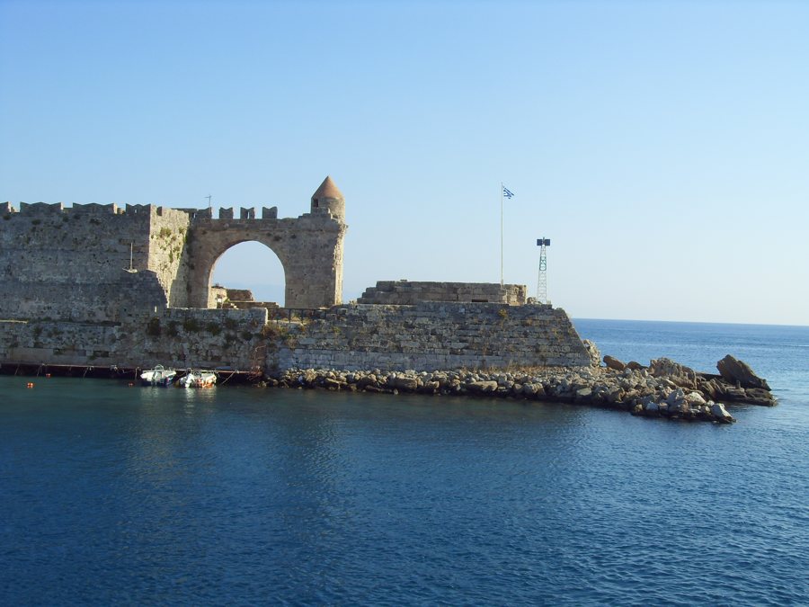 Torbogen in der steinernen Festungsmauer von Rhodos-Stadt