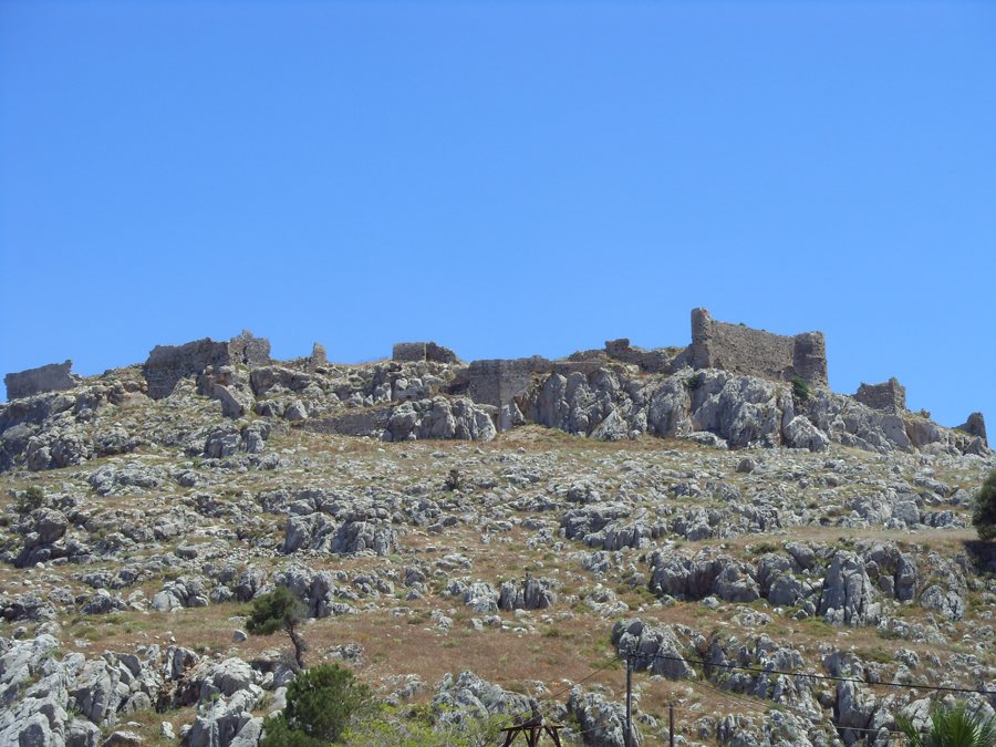 Ruinen der Festung Feraklos auf einem Felsen bei Haraki