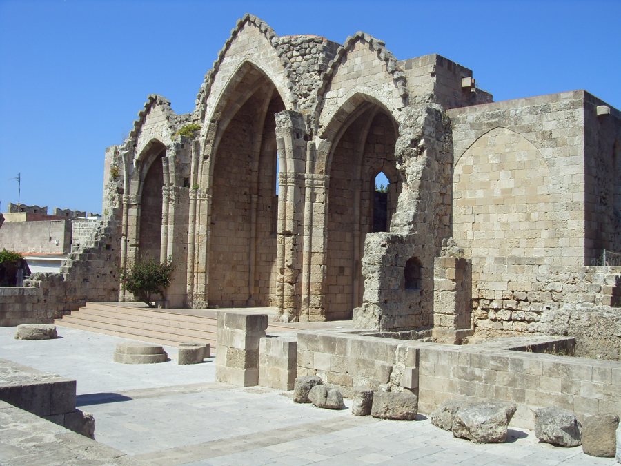 Gotische Steinruine mit hohen Spitzbogenfenstern auf Rhodos