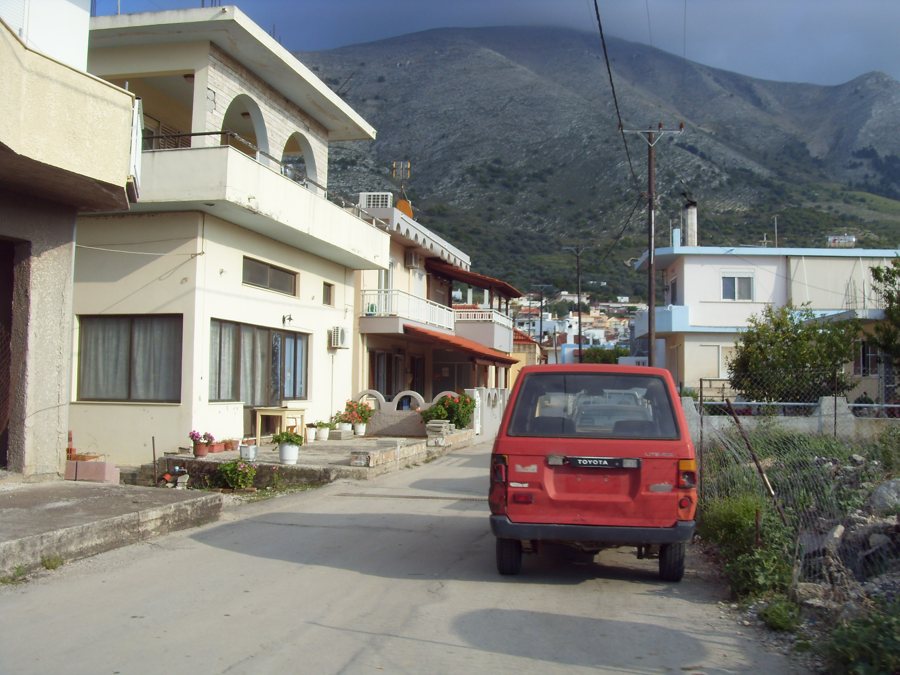 Straße in Embona mit Berghang im Hintergrund