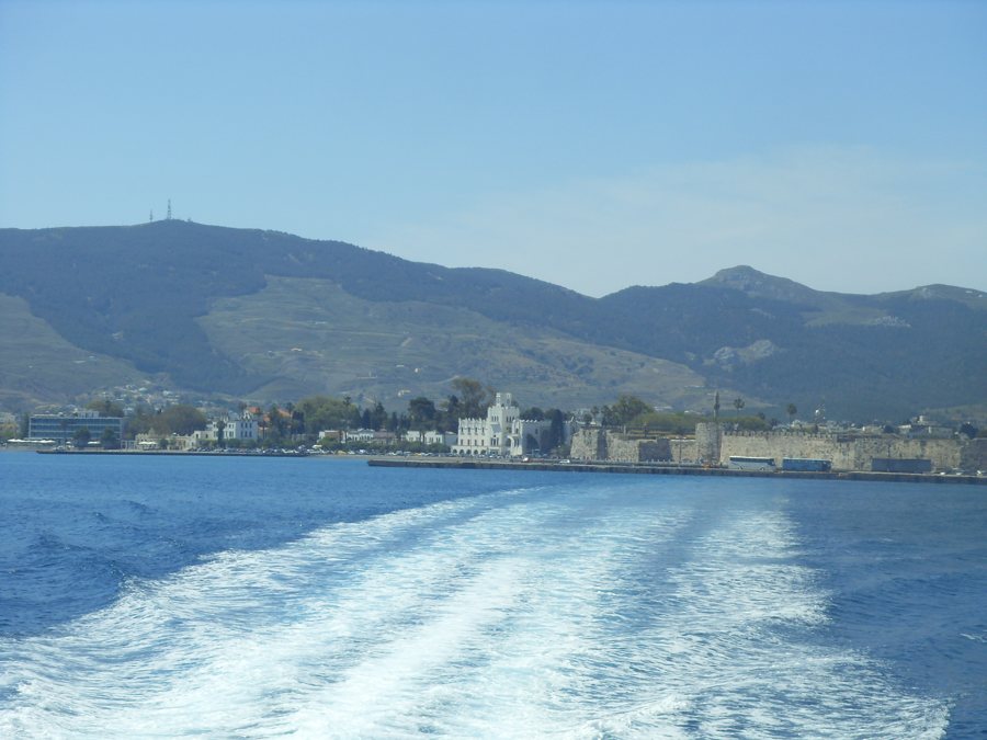 Blick vom Boot auf die Küste von Kos, dahinter das Heckwasser.