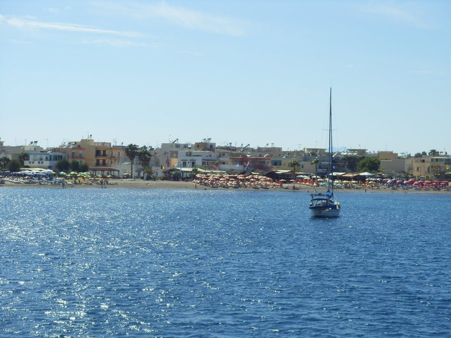 Segelboot vor dem Strand von Kos.