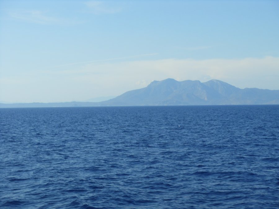 Nisyros als ferne Silhouette über dem Meer