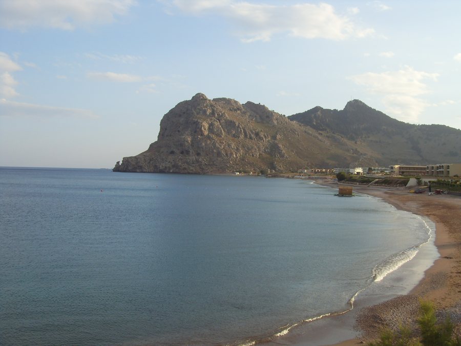 Felsige Landzunge an einer Bucht auf Rhodos.