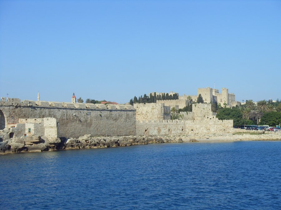 Mittelalterliche Stadtmauer von Rhodos am Meer