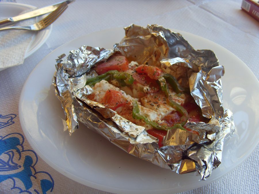 Gebackenes Gericht mit Tomaten und Feta in einer Schale