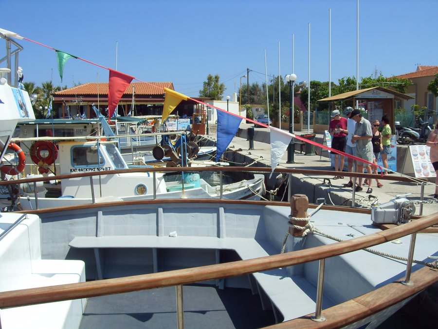 Boote und Reisende an einer Hafenmole