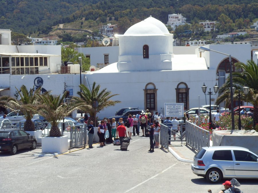 Weiße Kuppelkirche am Hafen von Patmos
