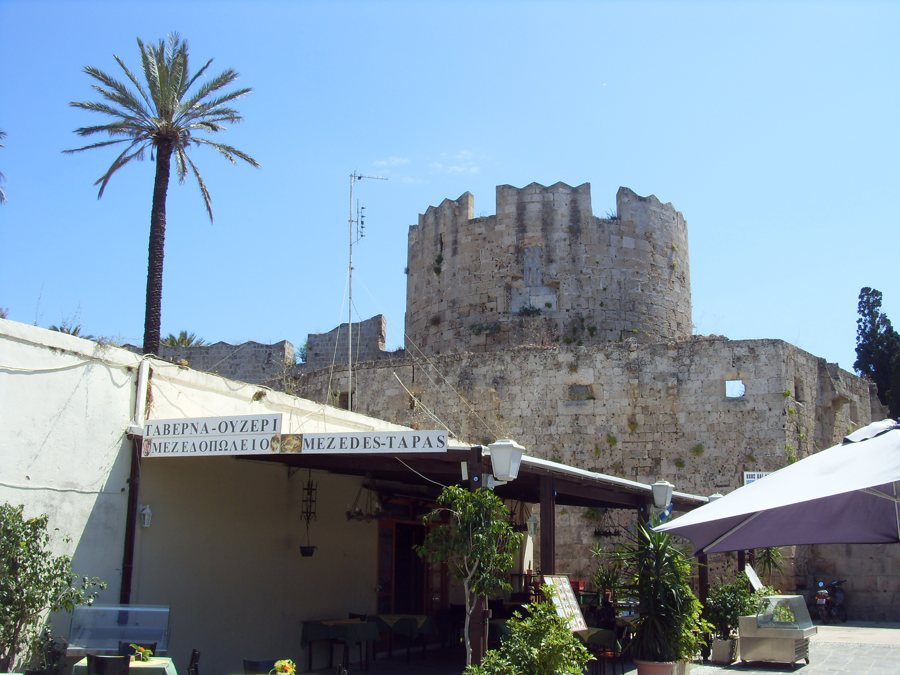 Runder Steinturm über einer Caféterrasse in Rhodos-Stadt