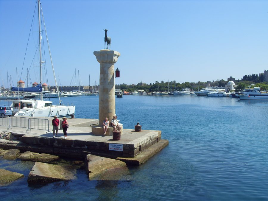 Hafenmole in Rhodos-Stadt mit Hirschstatue und Segelbooten