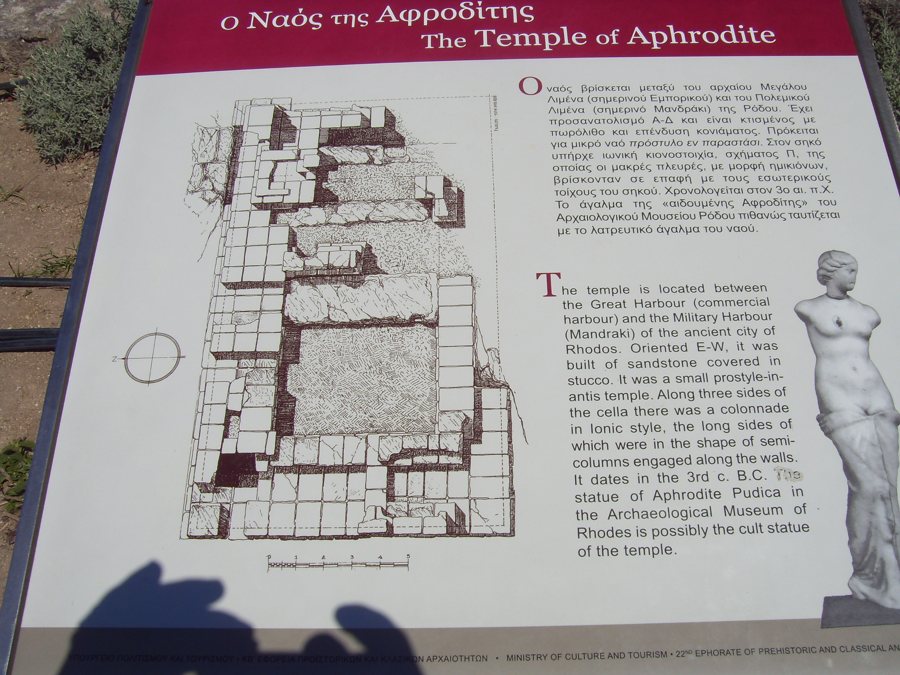Infotafel zum Tempel der Aphrodite in Rhodos mit Grundriss und Statue.
