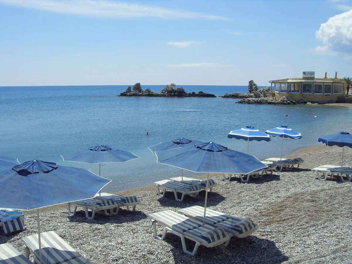 Kiesstrand und ruhige Bucht bei Charaki auf Rhodos