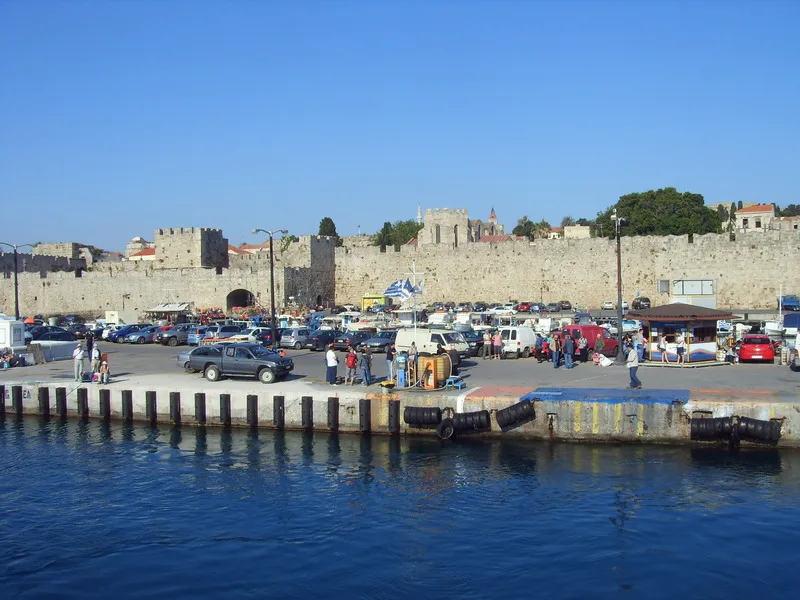 Fähranleger vor der Stadtmauer von Rhodos
