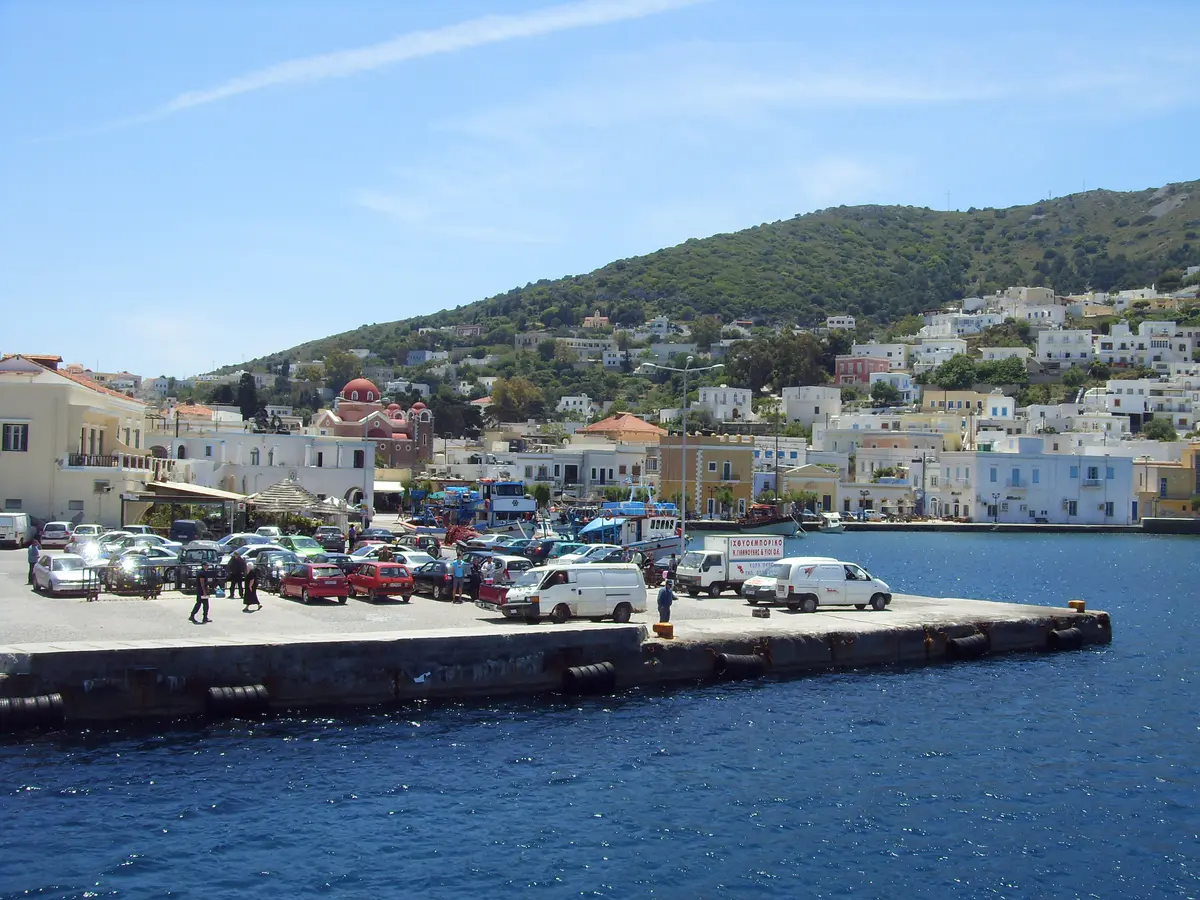 Hafen auf Leros mit Booten und weißen Häusern am Hang