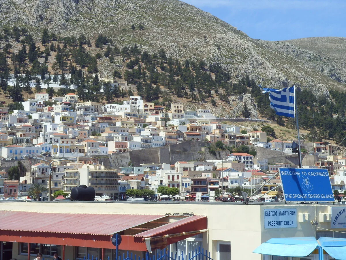 Pothia auf Kalymnos vor felsigen Berghängen