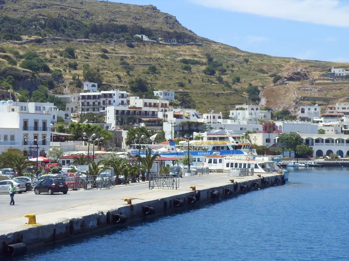 Unterkünfte und weiße Häuser am Hafen von Skala auf Patmos