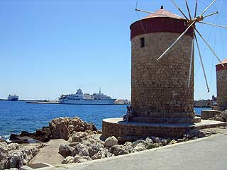 Kreuzfahrtschiff im Hafen von Rhodos